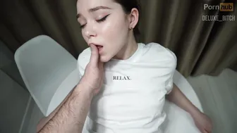 Ласкает пальцем клитор сестры и трахает