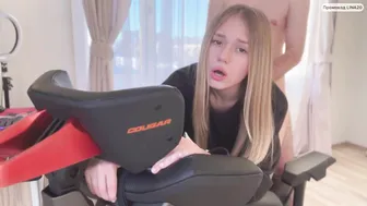 Сделал красотке сюрприз и выебал раком