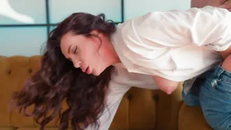 Мужик не скрыл свой стояк и трахнул брюнетку