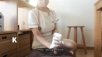 Японская медсестра дрочит хуй мужика