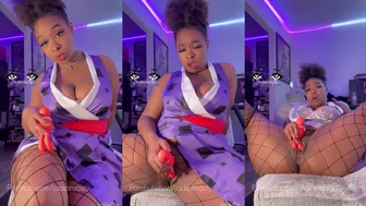 Жопастая негритянка мастурбирует в колготках